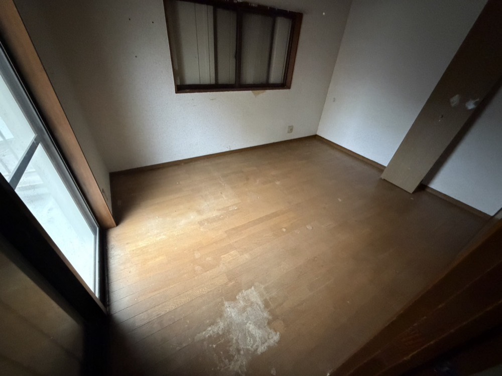 お部屋の片づけ後。床が見えるまですっきり片づいた状態