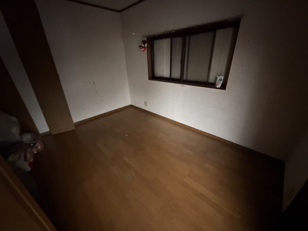 お部屋の片づけ後。すべて撤去してがらんとした状態