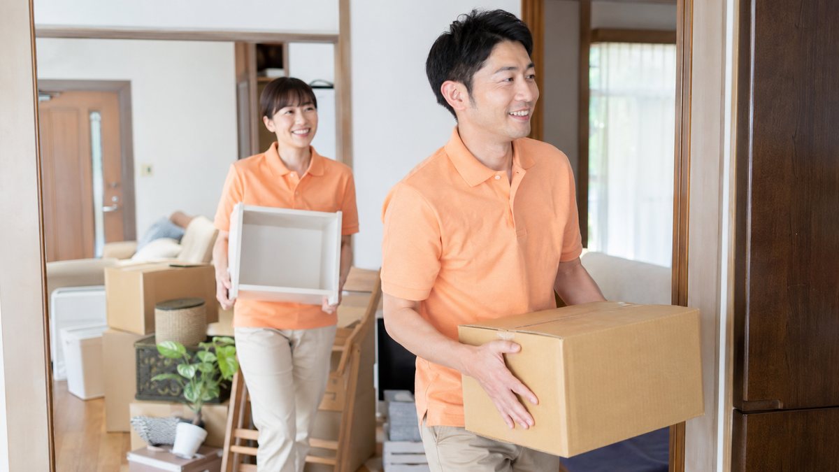 仕分けから運び出しまで対応するスタッフ